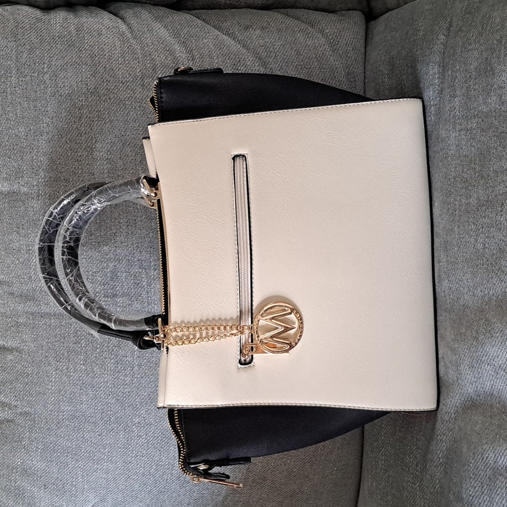 NWT Mia Farrow shoulder/hand bag
